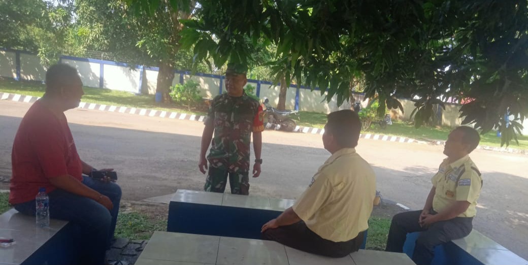 Babinsa Koramil 1605 Sukagumiwang Indramayu Lakukan Komsos Bersama Warga Desa Kertasemaya