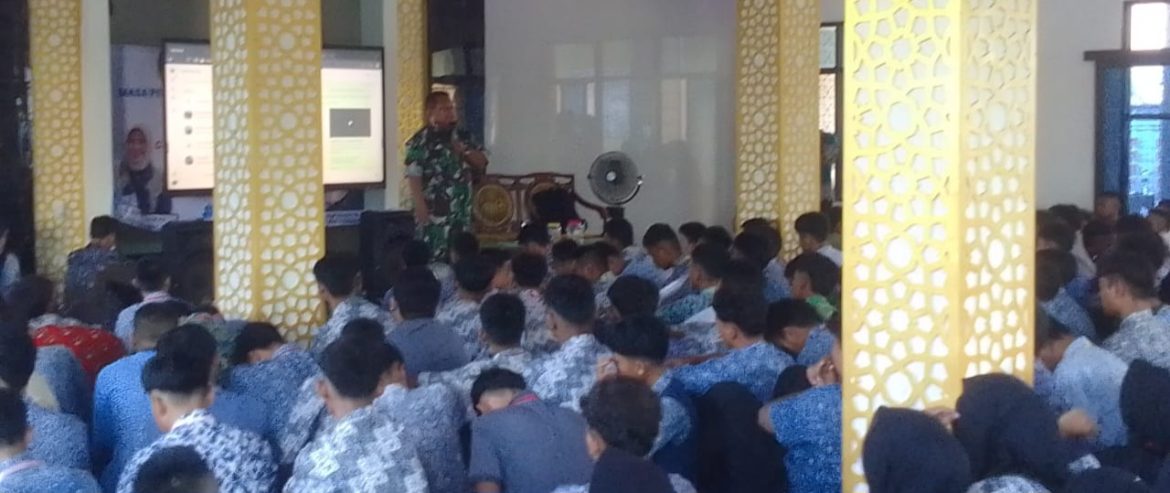 Babinsa Koramil 1605 Sukagumiwang Indramayu Melakukan Monitoring pendampingan MPLS hari ke 3 di SMAN 1 Sukagumiwang