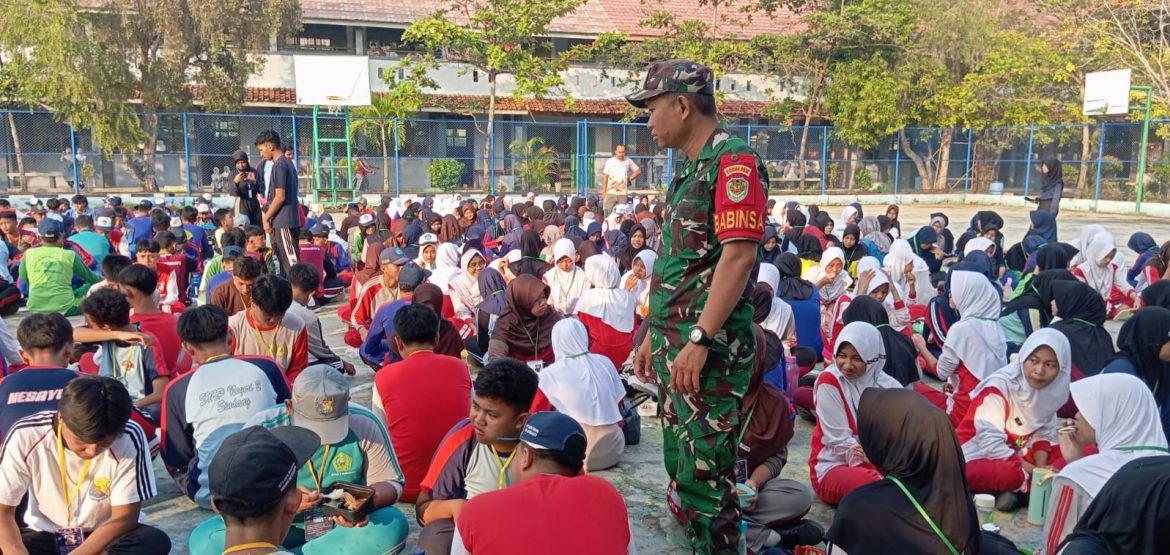 Babinsa Koramil 1601 Indramayu Lakukan Pendampingan Masa Pengenalan Lingkungan Sekolah (MPLS) SMAN 2 Indramayu