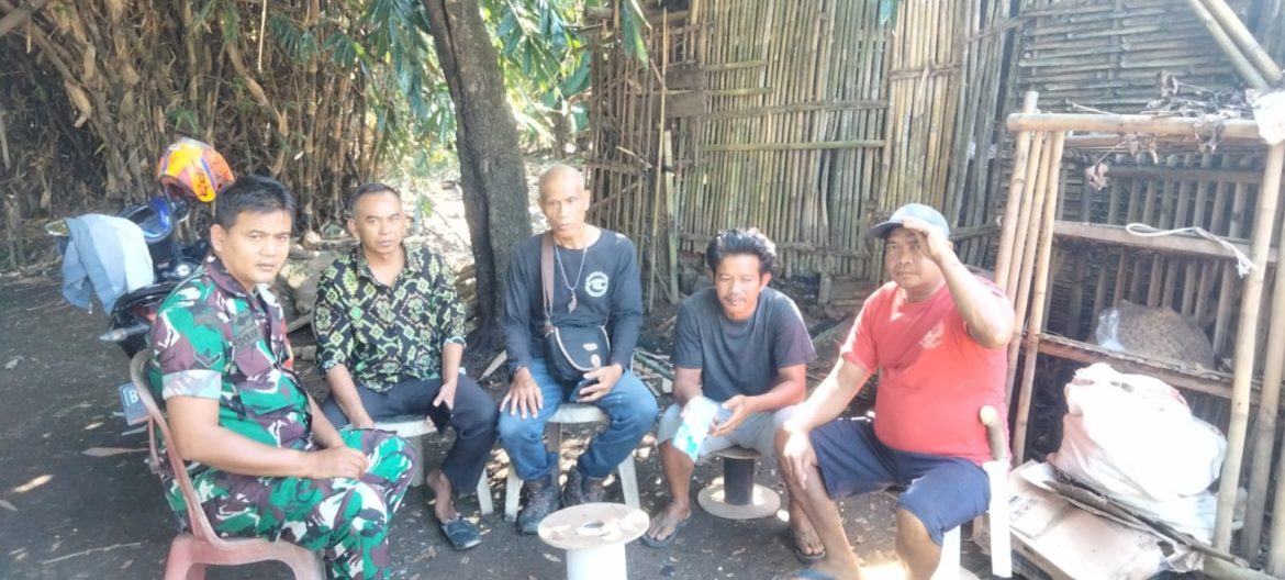 Babinsa Koramil 1605 Sukagumiwang Indramayu Melakukan Komsos Bersama Masyarakat Di Wilayah Binaan 