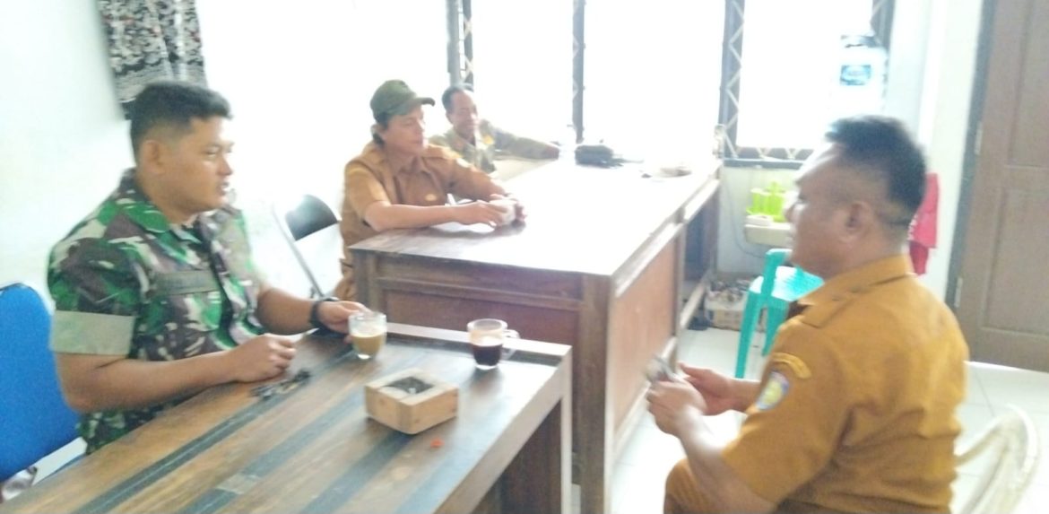 Komsos Babinsa Koramil 1603 Lohbener Indramayu Bersama Dengan Lurah Bahas Kamtibmas 