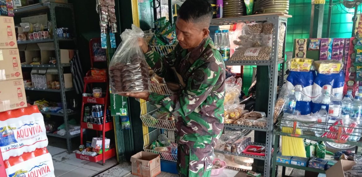 Babinsa Koramil 1609 Juntinyuat Indramayu Melakukan Monitoring Harga Bahan Pokok Sembako 