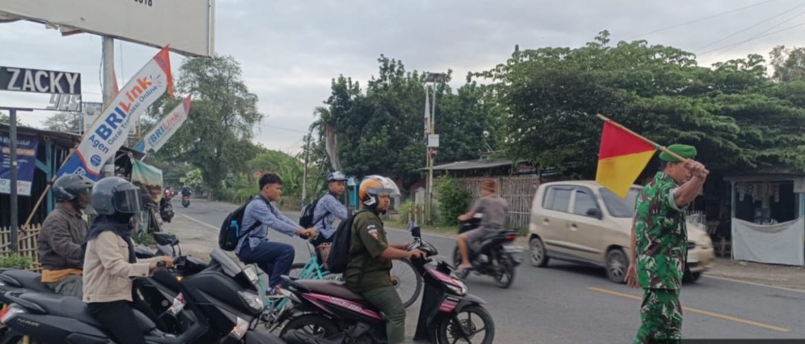 Babinsa Koramil 1609 Juntinyuat Indramayu Membantu Masyarakat Dan Anak Sekolah Menyebrang Jalan Raya 
