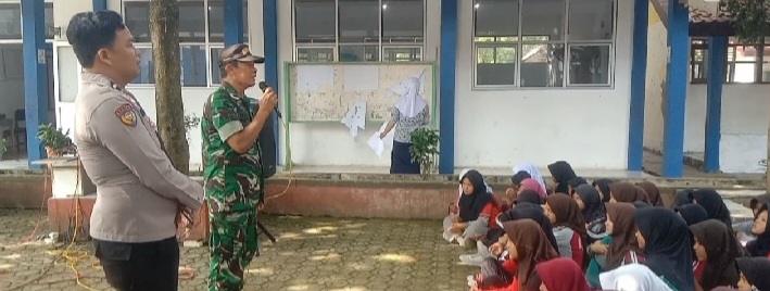 Masa Pengenalan Lingkungan Sekolah SMPN Cantigi, Babinsa Koramil 1602 Sindang Indramayu Lakukan Pemberian Materi Pembinaan Siswa 