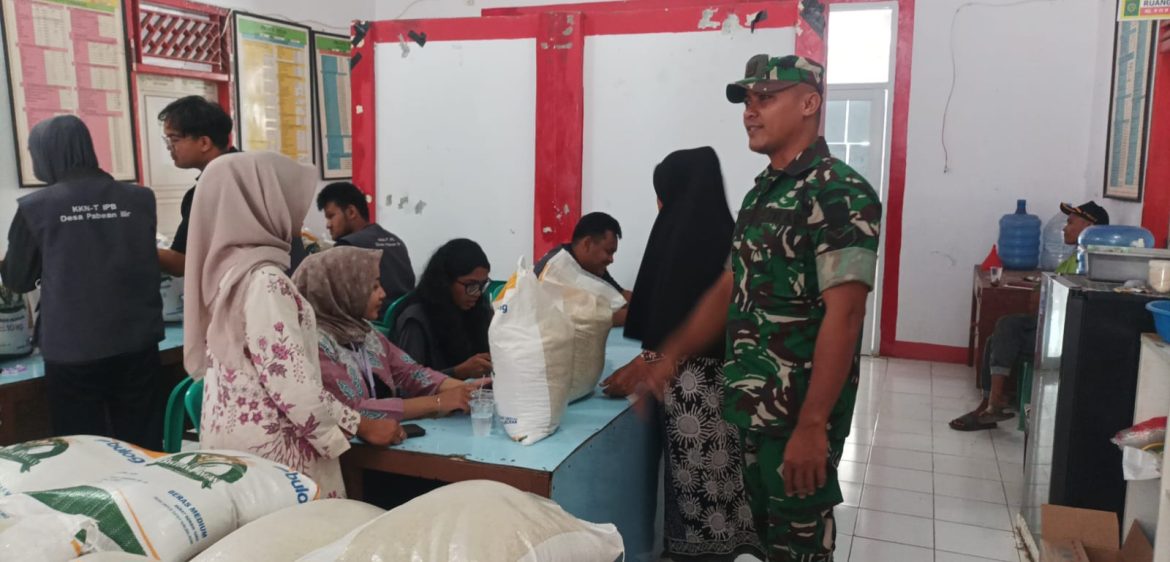 Babinsa Koramil 1602 Sindang Indramayu Lakukan Monitoring Pendistribusian Bantuan Pangan – Cadangan Beras Pemerintah (BP-CBP)