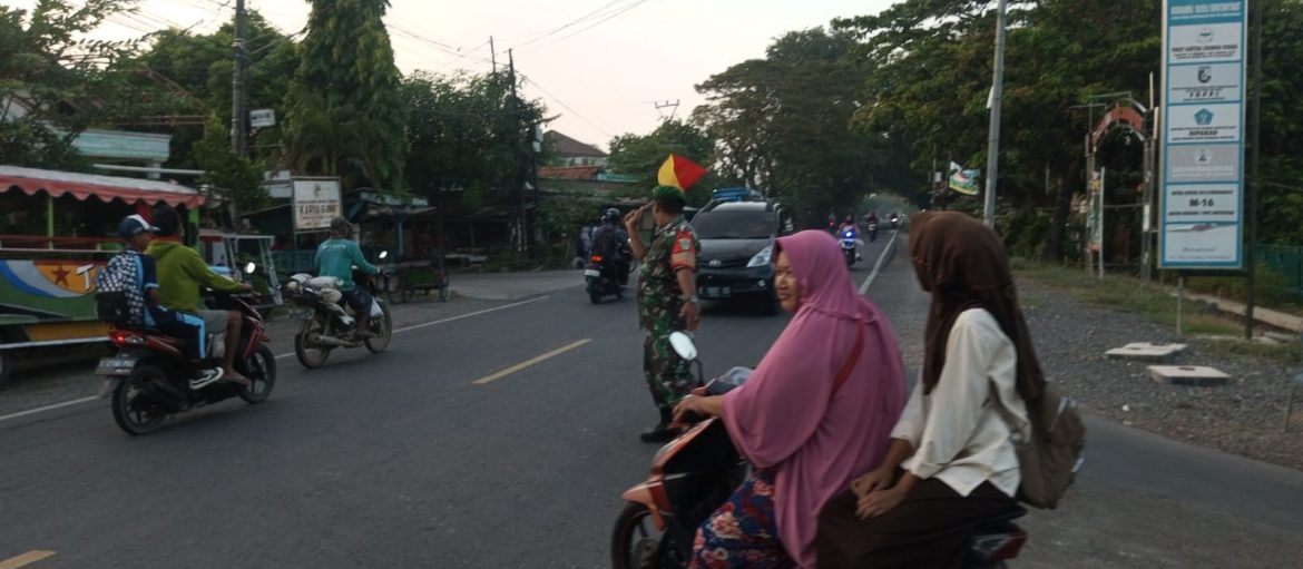 Babinsa Koramil 1609 Juntinyuat Indramayu Membantu Masyarakat Dan Anak Sekolah Menyebrang Jalan Raya Desa Juntikebon