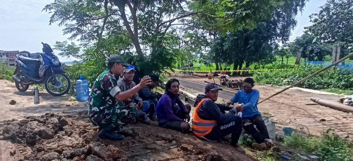 Babinsa Koramil 1611 Losarang Indramayu Melakukan Komsos Bersama Masyarakat Petani Desa Jangga 