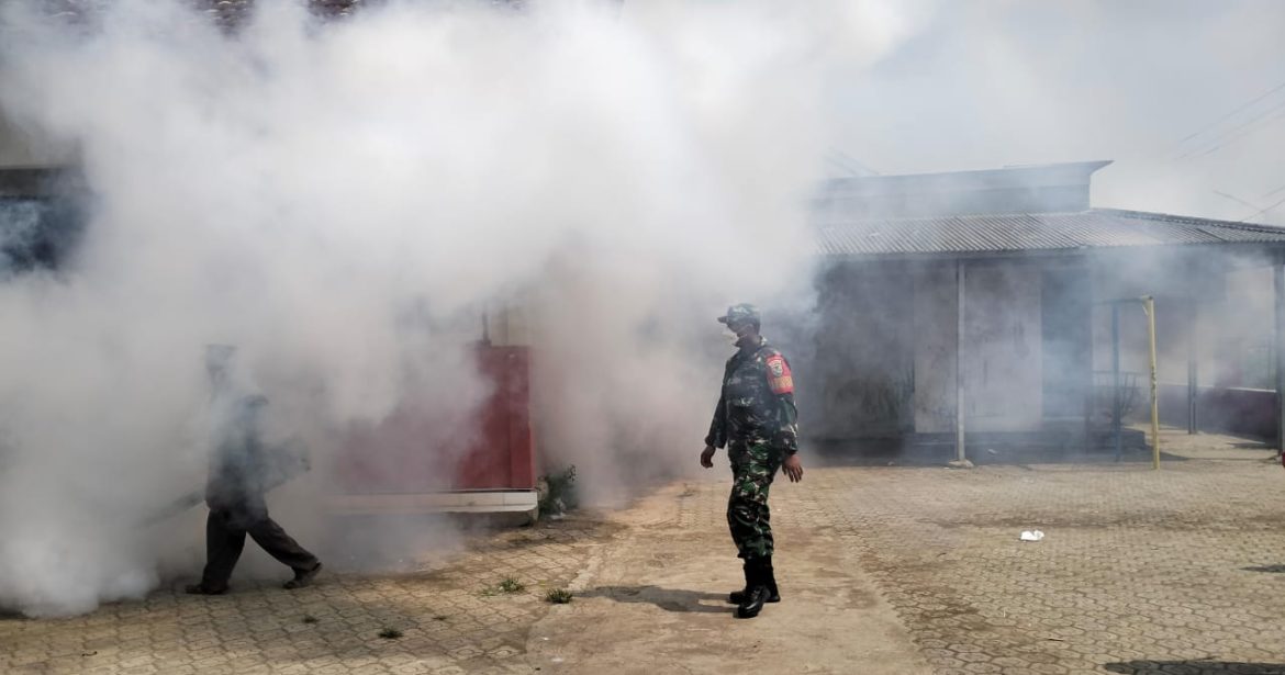 Babinsa Koramil 1611 Losarang Indramayu Melakukan Pendampingan Fogging Yang Dilaksanakan Oleh Puskesmas 