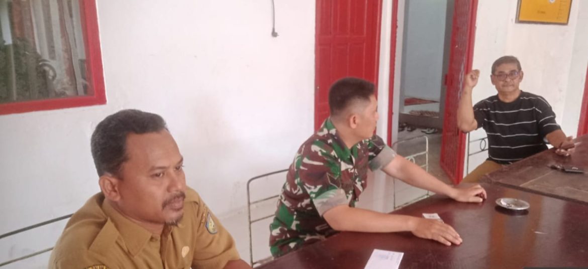 Komsos Babinsa Desa Sukawera Serka Catu Anggota Koramil 1605 Sukagumiwang Indramayu Melakukan Komsos 