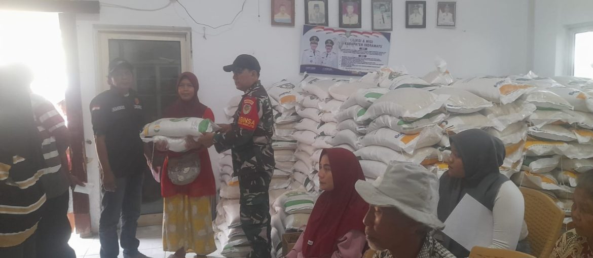 Babinsa Koramil 1604 Jatibarang Indramayu Monitoring Pendistribusian Bantuan Pangan-Cadangan Beras Pemerintah 