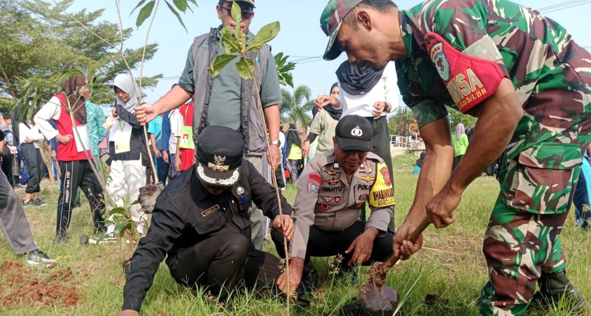 Babinsa Koramil 1603 Lohbener Indramayu Menghadiri Penanaman Pohon, Penutupan MPLS SMAN 1 Lohbener