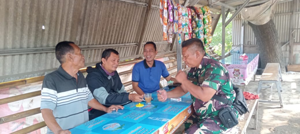 Serka Amani Anggota Koramil 1604/Jatibarang Indramayu Melakukan Komsos Bersama Masyarakat Desa Kebulen