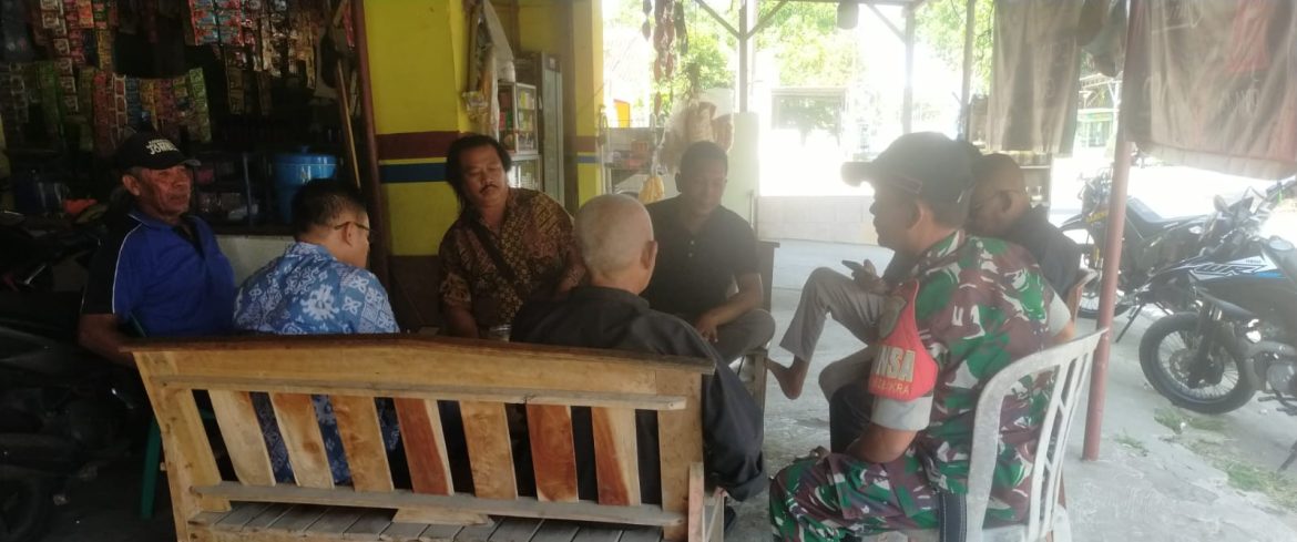 Babinsa Koramil 1608 Karangampel Indramayu Lakukan Komsos Bersama Tokoh Masyarakat dan Tokoh Pemuda Desa Kaplongan lor
