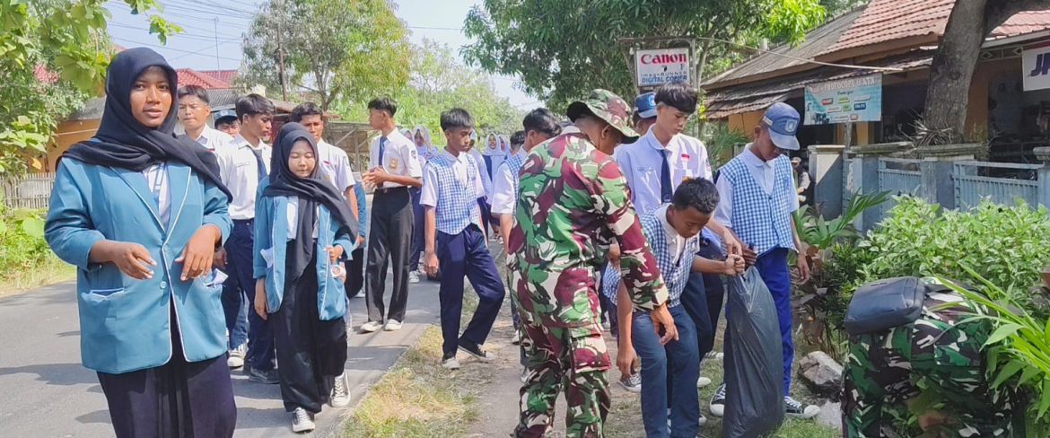 Babinsa Koramil 1608 Karangampel Indramayu Melakukan Bintahwil, Pemberian Materi Ekologi Pada MPLS SMAN 1 Kedokanbunder