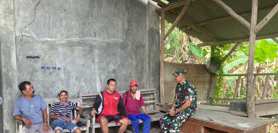 Babinsa Desa Jengkok Koramil 1605 Sukagumiwang Indramayu Sertu Edi Kurniawan Lakukan Komsos Bersama Masyarakat 