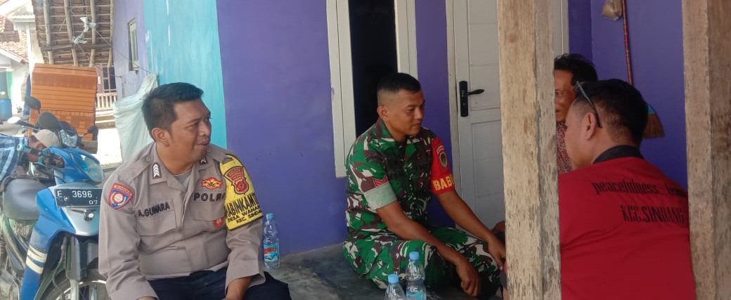 Tingkatkan Kondusifitas Lingkungan, Babinsa Koramil 1602 Sindang Indramayu Komsos Bersama Masyarakat Desa Wanantara