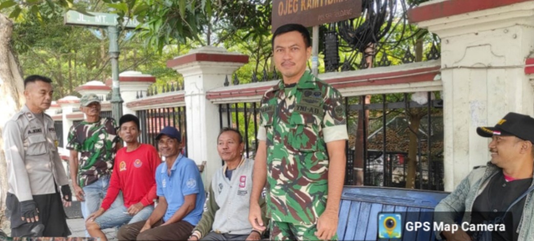Sertu Kadiri Personil Koramil 1602 Sindang Indramayu Melakukan Komsos Bersama Babinmas dan Tukang Ojeg 