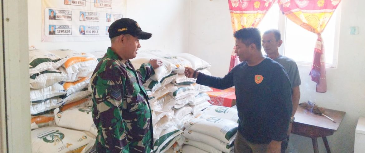 Serka Casmana Anggota Koramil 1603 Lohbener Indramayu Monitoring Bantun Pangan Berupa Beras 20 Kg Tiap KPM 
