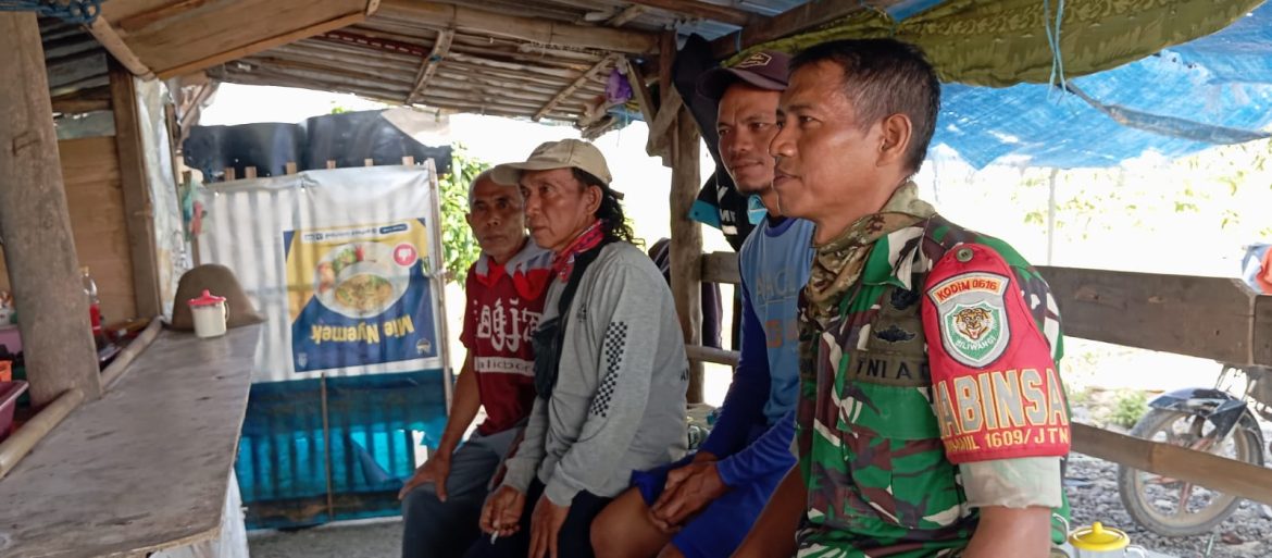 Serka Nurjaya Babinsa Koramil 1609/Juntinyuat Indramayu Melakukan Komsos Bersama Masyarakat Binaan 