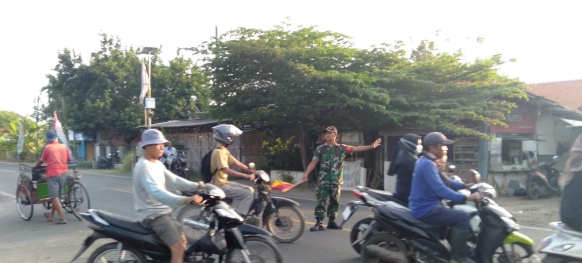 Babinsa Koramil 1609 Juntinyuat Indramayu Membantu Masyarakat Dan Anak Sekolah Menyebrang Jalan Raya 