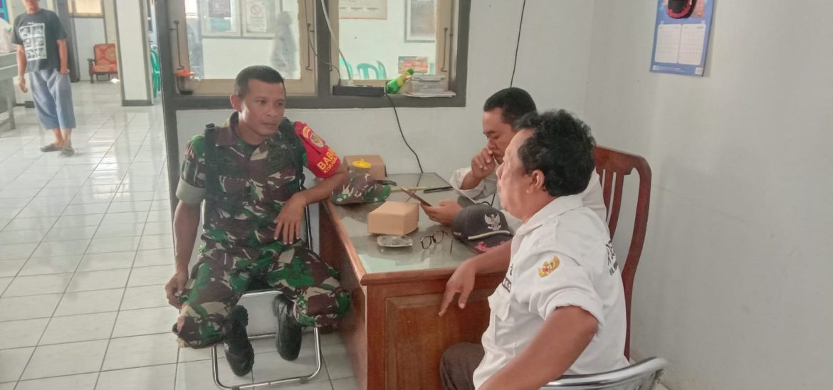 Komsos Babinsa Desa Kebulen Sertu Tarjani Anggota Koramil 1604/Jatibarang Indramayu Bersama Masyarakat