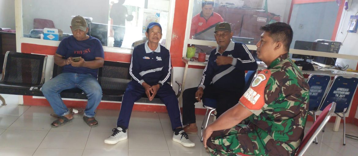 Babinsa Koramil 1608 Karanganpel Indramayu Melakukan Komsos Bersama Pamongdesa Mundu