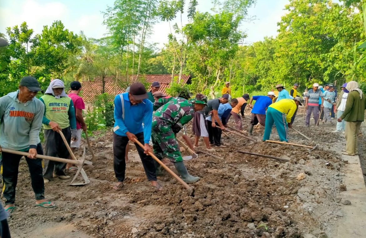Babinsa Bumiayu Bersama Warga Antusias Gotong Royong Bersihkan Jalan Dusun Banaran