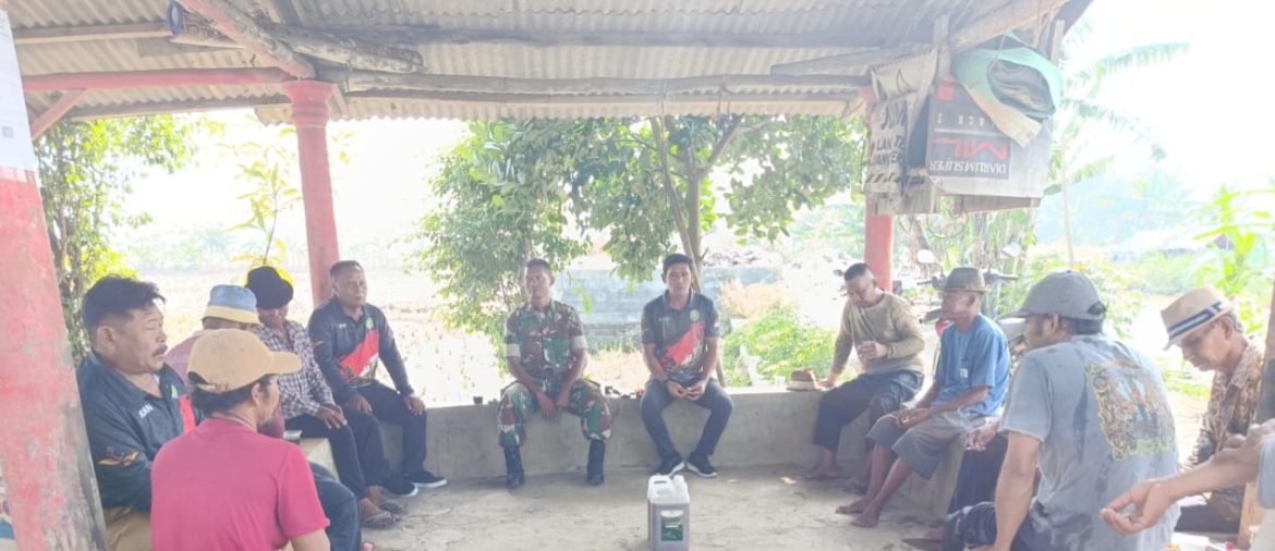 Babinsa Koramil 1605 Sukagumiwang Indramayu Lakukan Komsos dan Sosialisasi Pupuk Organik Nutrisi Bios 44 DC di Desa Manguntara