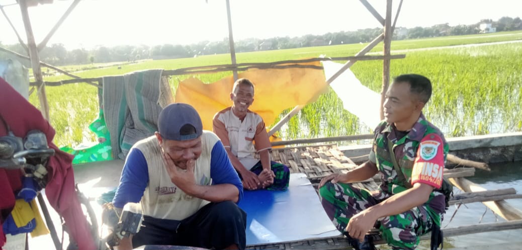 Anggota Koramil 1604 Jatibarang Indramayu Lakukan Komsos Bersama Masyarakat Desa lobener