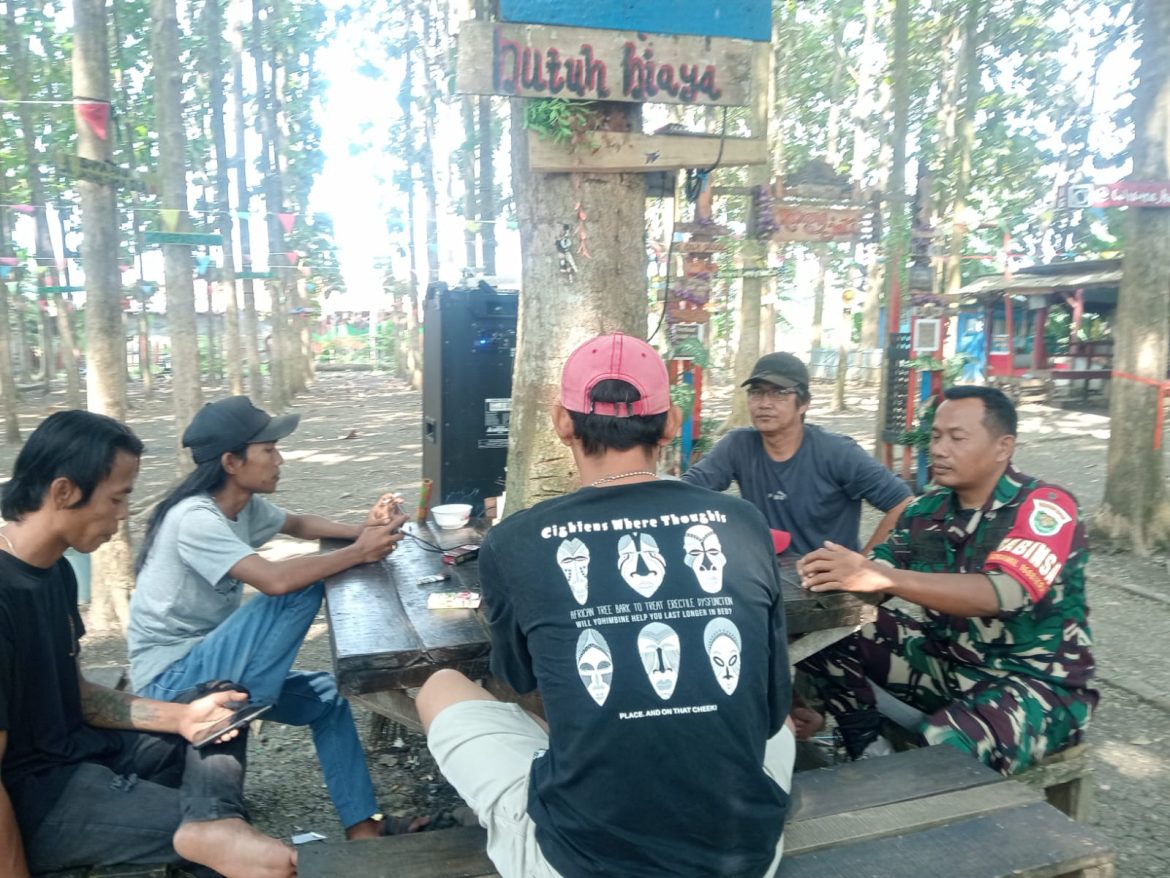 Babinsa Koramil 1608 Karangampel Indramayu Lakukan komsos bersama warga Desa Dukuh Jeruk 