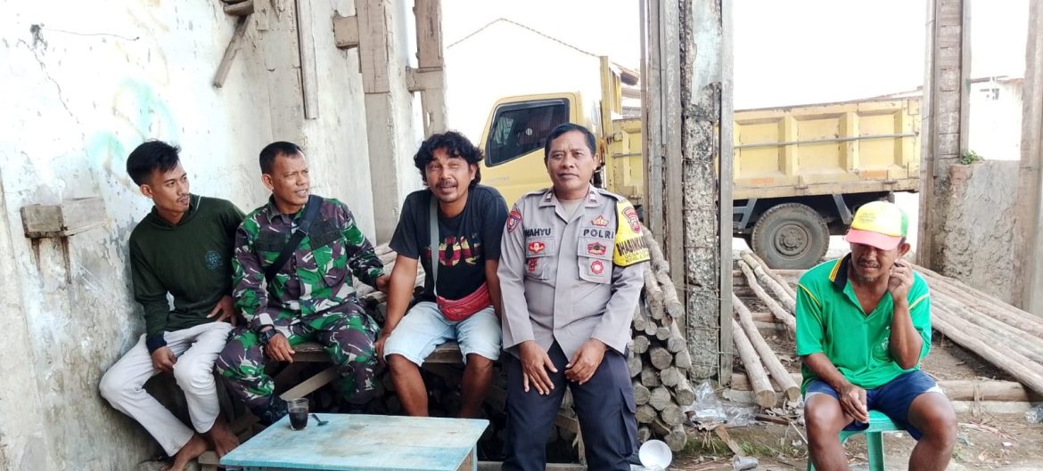 Babinsa Koramil 1603 Lohbener Indramayu Lakukan Komsos dengan Babinmas dan Masyarakat desa Lohbener 