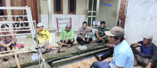 Anggota Koramil Komsos Dengan ketua RT dan masarakat dan Bhabinkantibmas desa pasekan 