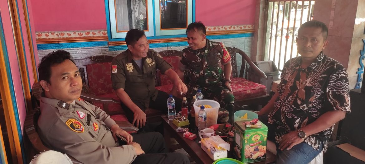 Anggota Koramil 1605 Sukagumiwang Indramayu Lakukan Komsos di Desa Kliwed