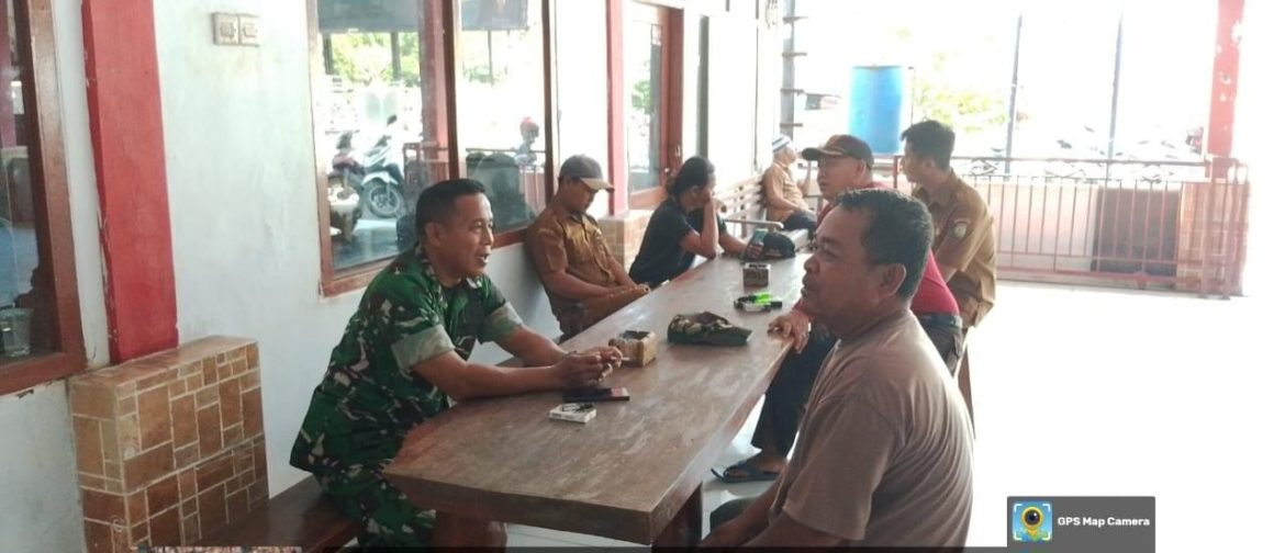 Anggota Koramil 1611 Losarang Indramayu Komsos Anjangsana Bersama kuwu Desa pangkalan dan Pamong Desa Pangkalan