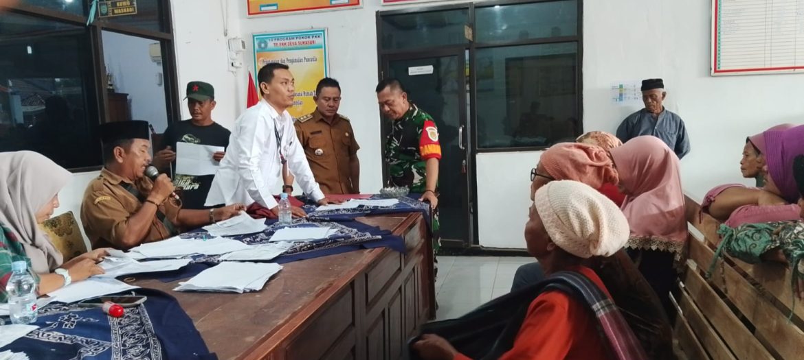 Danramil dan Anggota Koramil 1603 Lohbener Indramayu Lakukan Monitoring Bantun Pangan berupa beras 20 kg /KK desa Sukasari