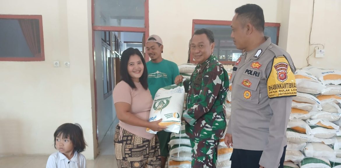 Anggota Koramil 1604 Jatibarang Indrsmayu Lakukan Pendistribusian Bantuan Pangan-Cadangan Beras Pemerintah (BP-CBP) Desa Bulak Lor Tahun 2025