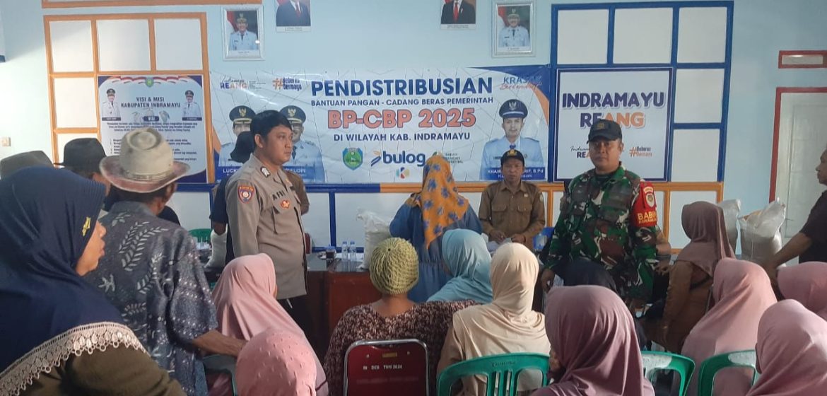 Babinsa Koramil 1604 Jatibarang Indramayu Lakukan Pendistribusian Bantuan Pangan-Cadangan Beras Pemerintah (BP-CBP) di Desa Krasak Tahun 2025 