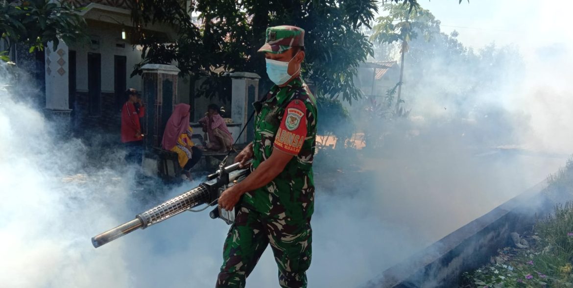 Karya Bhakti TNI,Babinsa Koramil 1603 Lohbener Indramayu Bersama Tim Kesehatan Berantas Sarang Nyamuk DBD di Desa Kiajaran Kulon