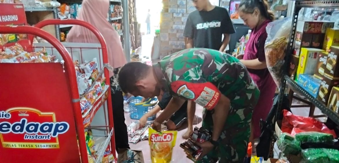 Cegah Lonjakan Harga Dan Penimbunan Sembako, Babinsa Koramil 1609 Juntinyuat Indramayu Lakukan Monitoring Harga Kebutuhan Pokok 