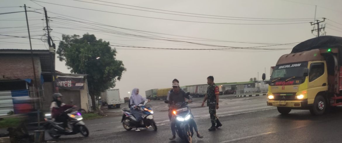 Warga Mengapresiasi Tindakan TNI, Rutinitas Pagi Hari Babinsa Koramil 1605 Sukagumiwang Indramayu Bantu Menyeberangkan Anak Sekolah