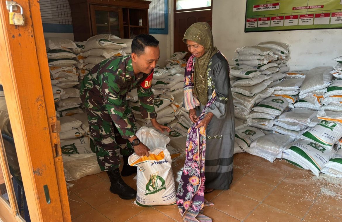 Babinsa Kalitengah Bersama Tiga Pilar Dampingi Penyaluran Bantuan Pangan Beras Bulog Untuk 502 Warga