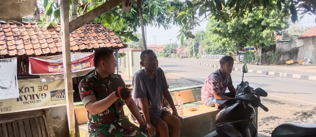 Jaga Kondusifitas Wilayah, Komsos Anggota Koramil 1609/Juntinyuat Indramayu Bersama Warga Masyarakat Segeran Kidul