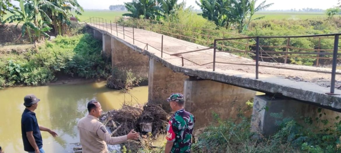 Babinsa Koramil 1611 Losarang Indramayu Monitoring Jembatan Kali Congger di Desa Pegagan 