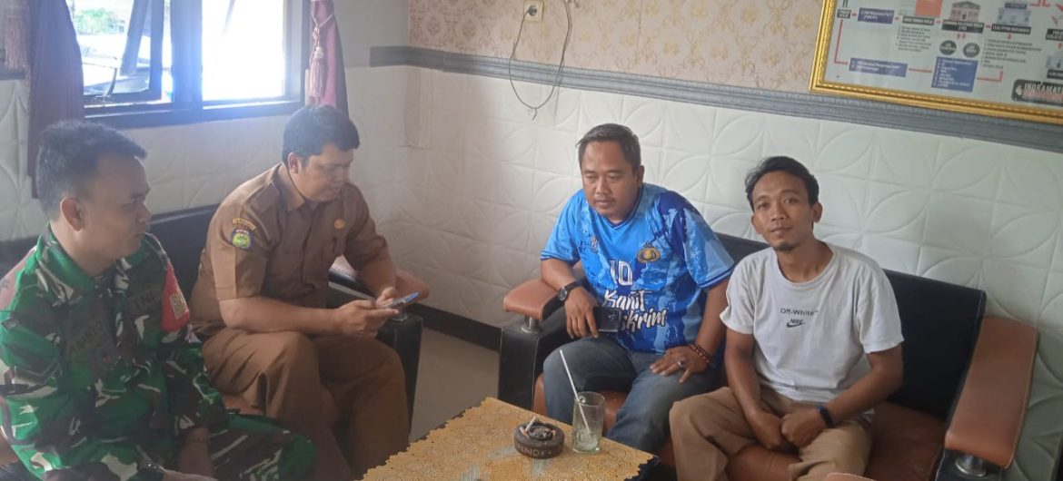 Ciptakan Kondusifitas Lingkungan, Babinsa Koramil 1611 Losarang Indramayu Lakukan Komsos Bersama Pamongdesa Losarang 