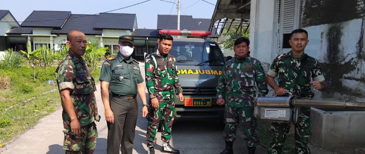 Aksi Nyata TNI, Danramil 1602 Sindang Indramayu Bersama Anggota Melakukan Penyemprotan Nyamuk DBD