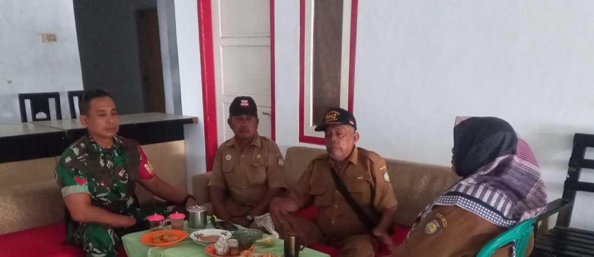 Bahas Pelayanan Masyarakat Dan Kondusifitas Wilayah, Babinsa Koramil 1608 Karangampel Indramayu Melakukan Komsos 