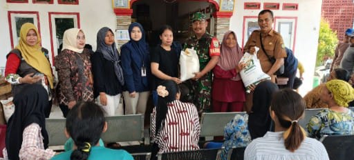 Babinsa Koramil 1603 Lohbener Indramayu Monitoring Bantuan Pangan Berupa Beras 20 kg /KK Desa Tawangsari 