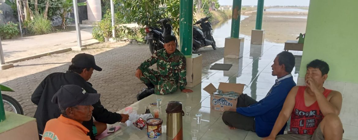 Babinsa Koramil 1602 Sindang Indramayu Melakukan Komsos Dengan Ketua RT dan Masyarakat Desa Karanganyar    