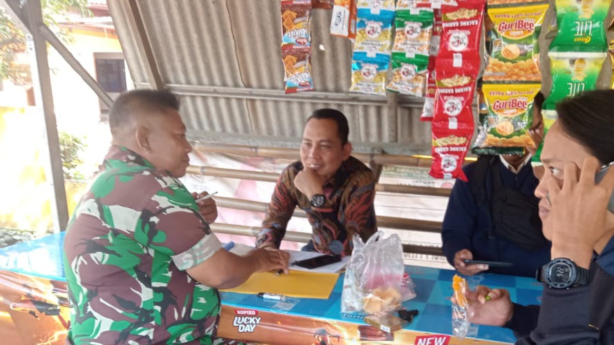 Babinsa Desa Kebulen Serka Amani Anggota Koramil 1604/Jatibarang Indramayu Lakukan Komsos Bersama Warga Masyarakat Desa Kebulen