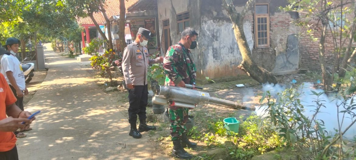 Anggota Koramil 1603 Lohbener Indramayu Lakukan Pendampingan Penyemprotan Fogging Untuk Pencegahan Penyakit DBD di Desa Legok blok kolot